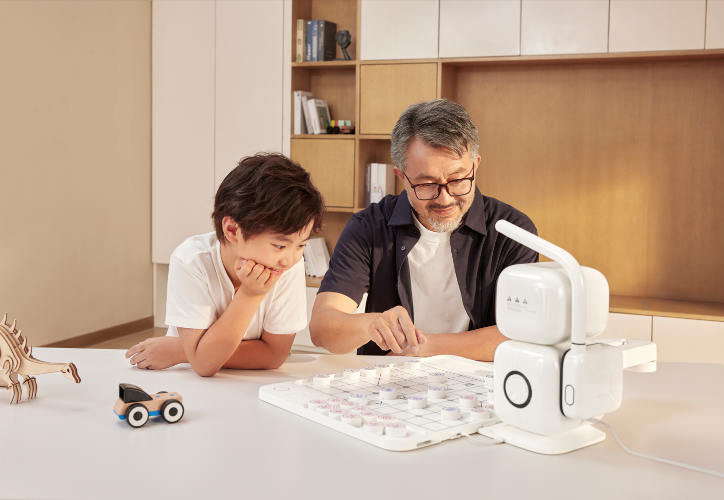 「元蘿蔔SenseRobot」AI下棋機器人提升孩子與父母、長輩之間的互動感，成為全家人的情感紐帶。.png