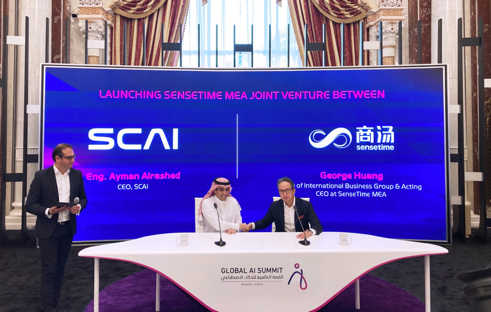 全球AI峰会上，SCAI首席执行官Eng. Ayman AlRashed（中）与商汤国际业务总裁黄继功（右）就本次合作现场签约.jpg